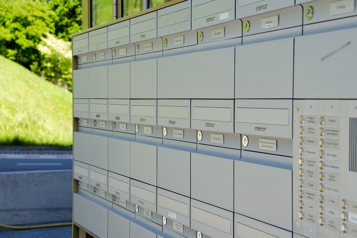 Grosse Briefkastenanlage mit integrierter Gesamtsonnerie