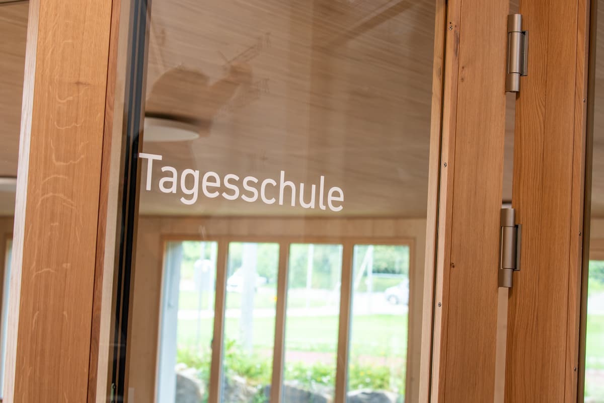 Glastür mit der Beschriftung «Tagesschule»