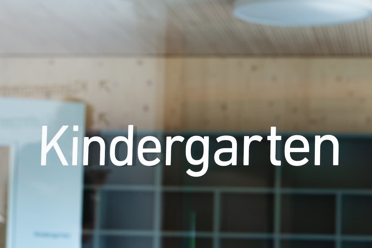 Glasbeschriftung «Kindergarten» im Schulhaus Grüneck