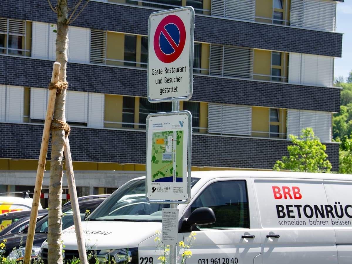 Parkverbotsschild mit Lageplan