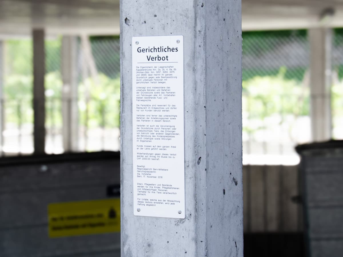 Richterliches Verbot an einer Betonsäule in der Einstellhalle der Überbauung Capella