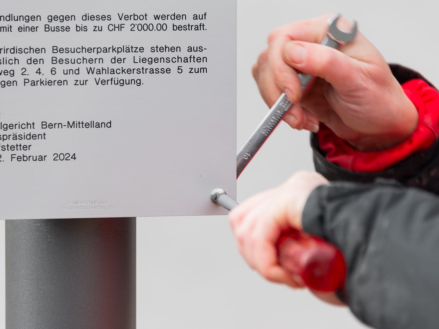 Richterliches Verbot wird am Pfosten festgeschraubt