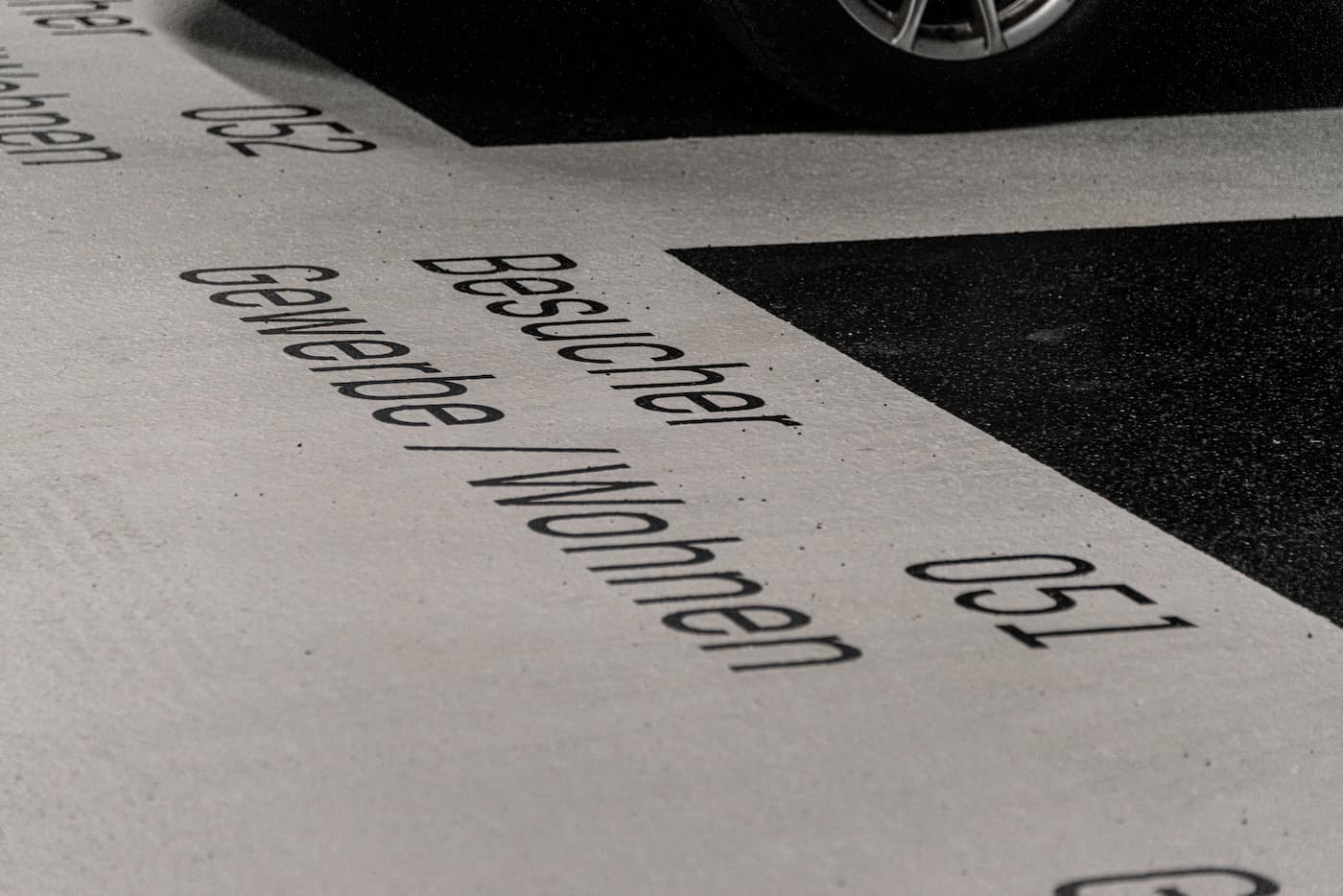 Parkplatzbeschriftung im Bäretower, Ostermundigen