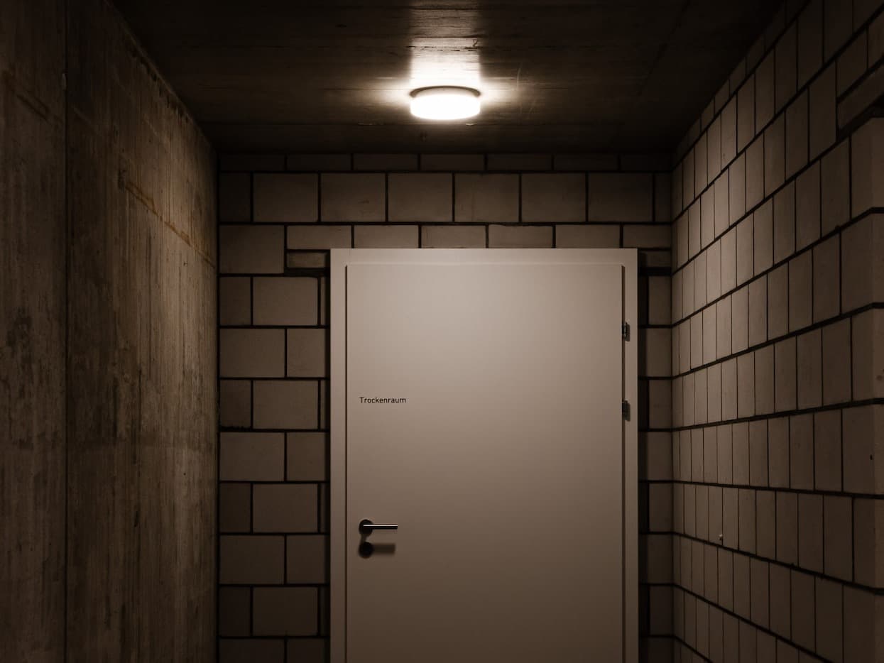 Tür mit Raumbeschriftung im Untergeschoss des Schulhauses Grüneck