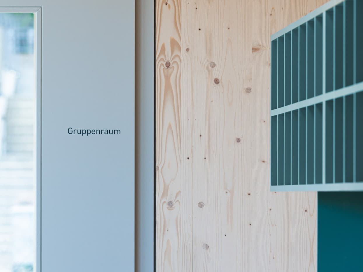 Türbeschriftung «Gruppenraum» im Schulhaus Grüneck