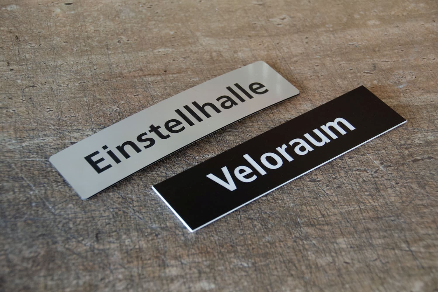 Bezeichnungsschilder mit der Aufschrift Einstellhalle und Veloraum