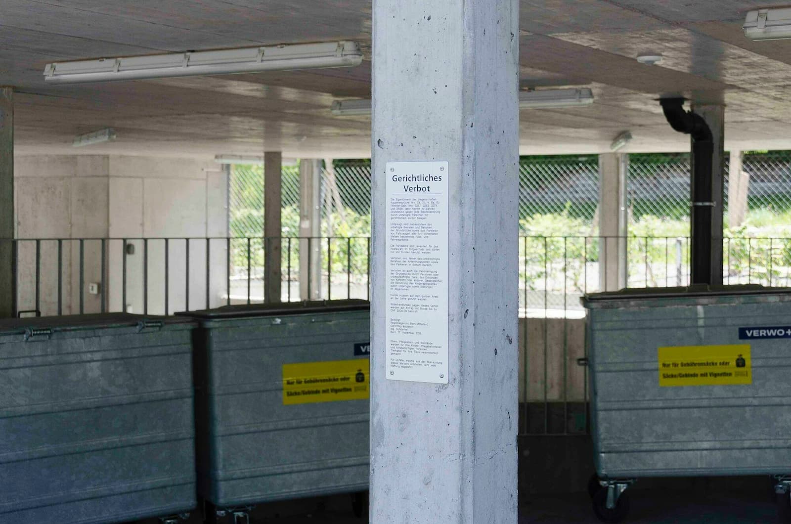 Richterliche Verbotstafel aus Aluminium geschraubt auf Betonstütze