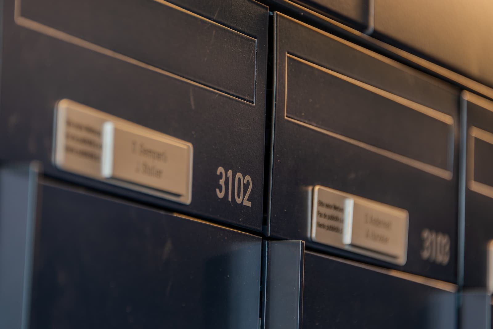 Briefkastenschilder im Bäretower, Ostermundigen