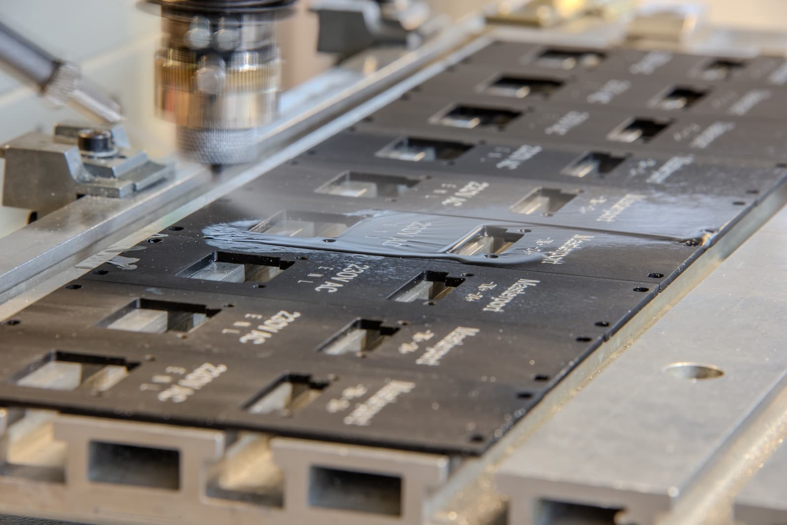 Gravierte Frontplatten auf dem Tisch der CNC-Gravurmaschine