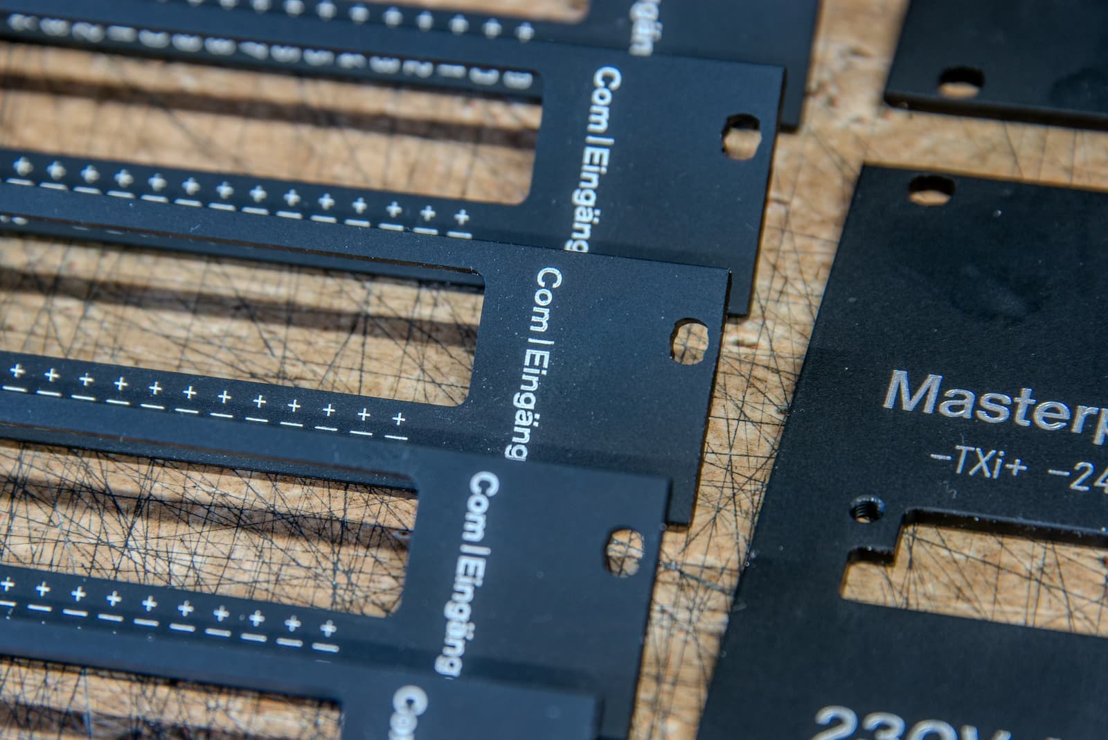 Nahaufnahme der gravierten Frontplatten mit den Beschriftungen «Com/Eingang» und «Masterport»
