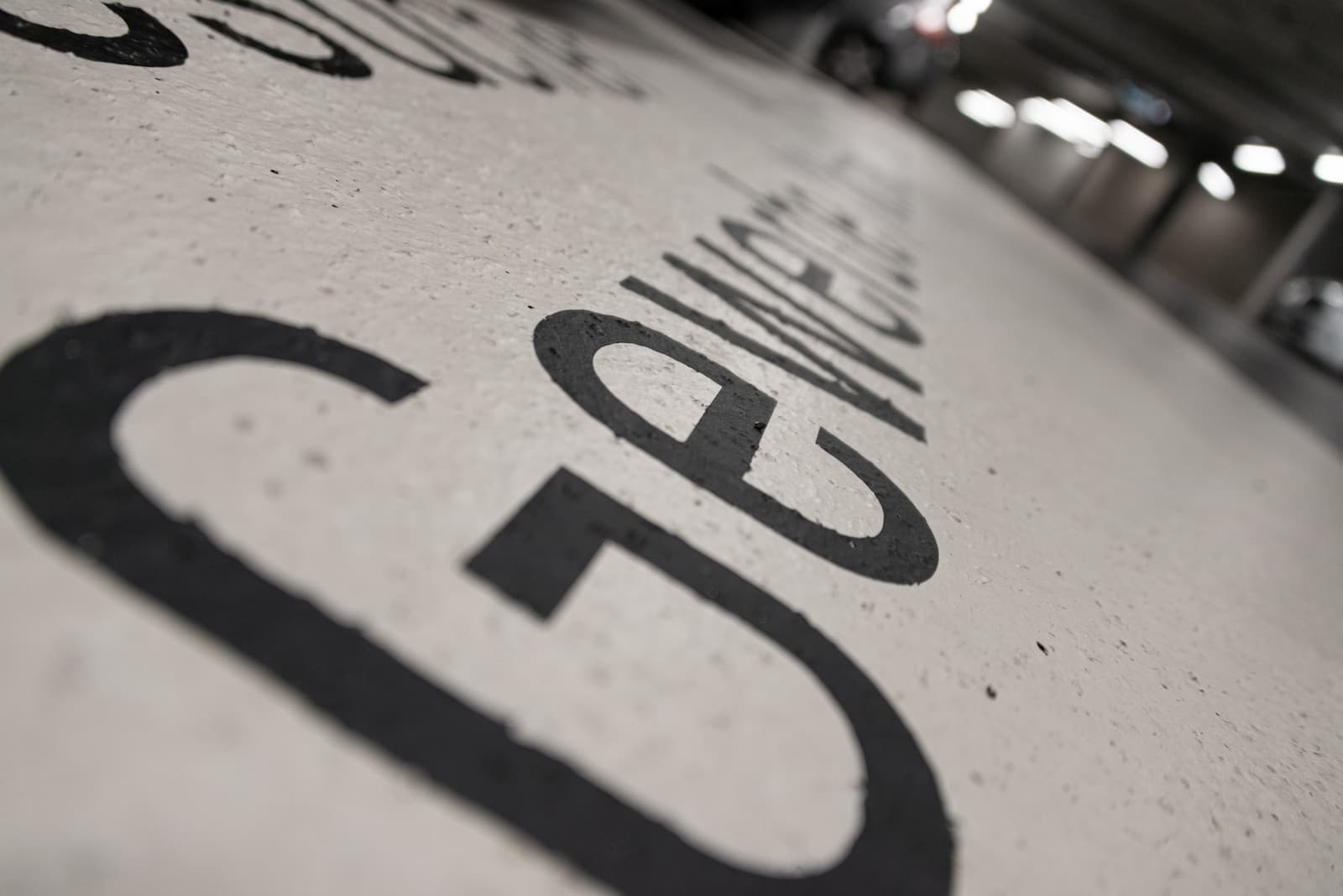 Signaletik in der Bäretower Tiefgarage in Ostermundigen