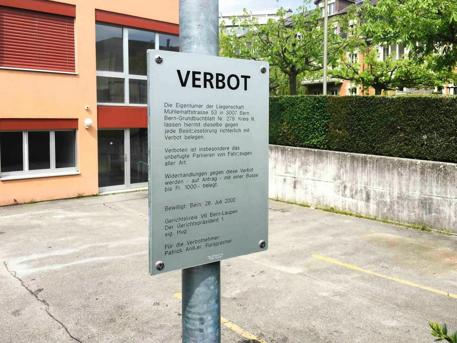 Richterliche Verbotstafel aus Aluminium an Rohrstange
