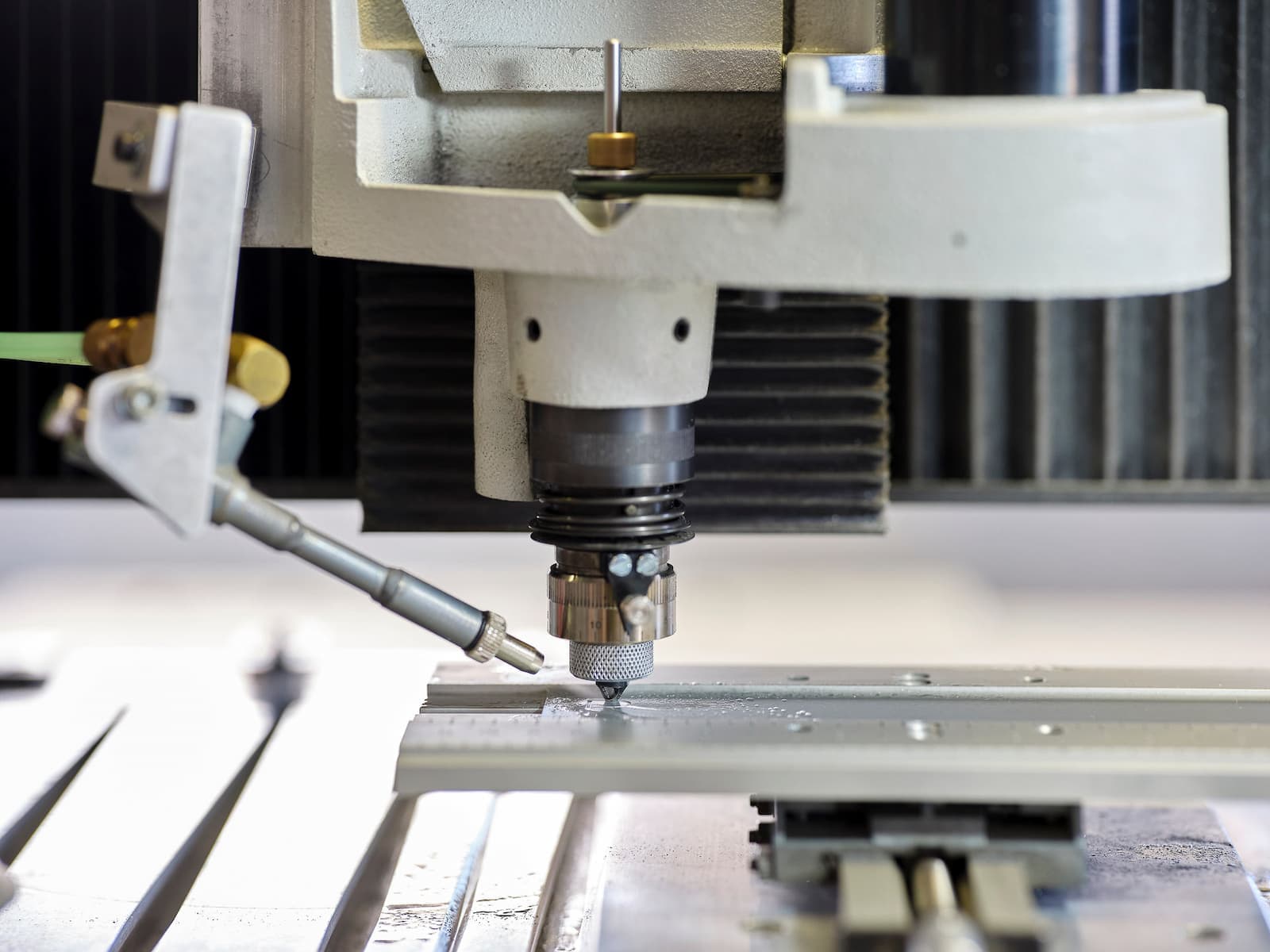 CNC-Gravurmaschine bei der Gravur eines Metallprofils