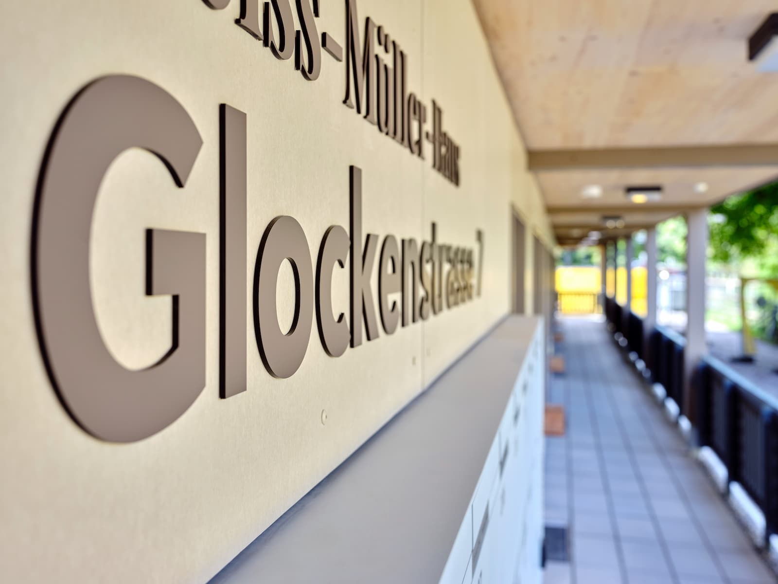3D-Gebäudeschrift «Weiss-Müller-Haus, Glockenstrasse 7» im Laubengang