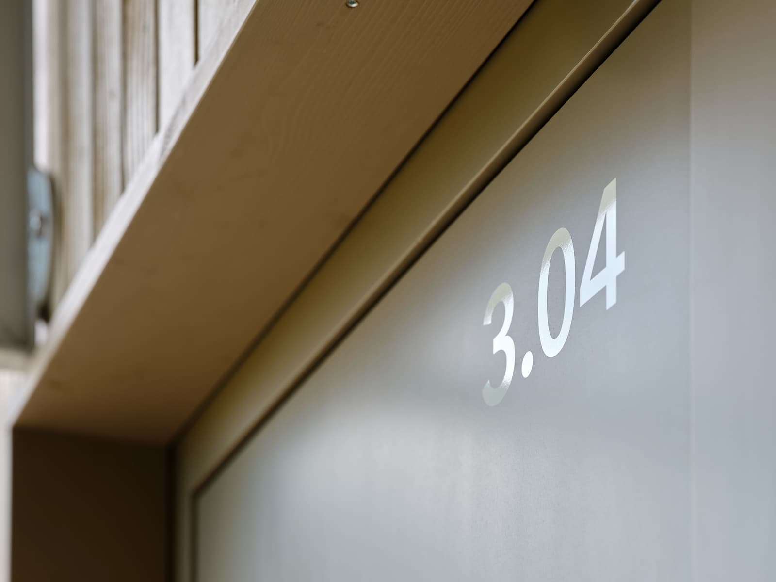 Wohnungsnummer «3.04» als Beschriftung an der Wand