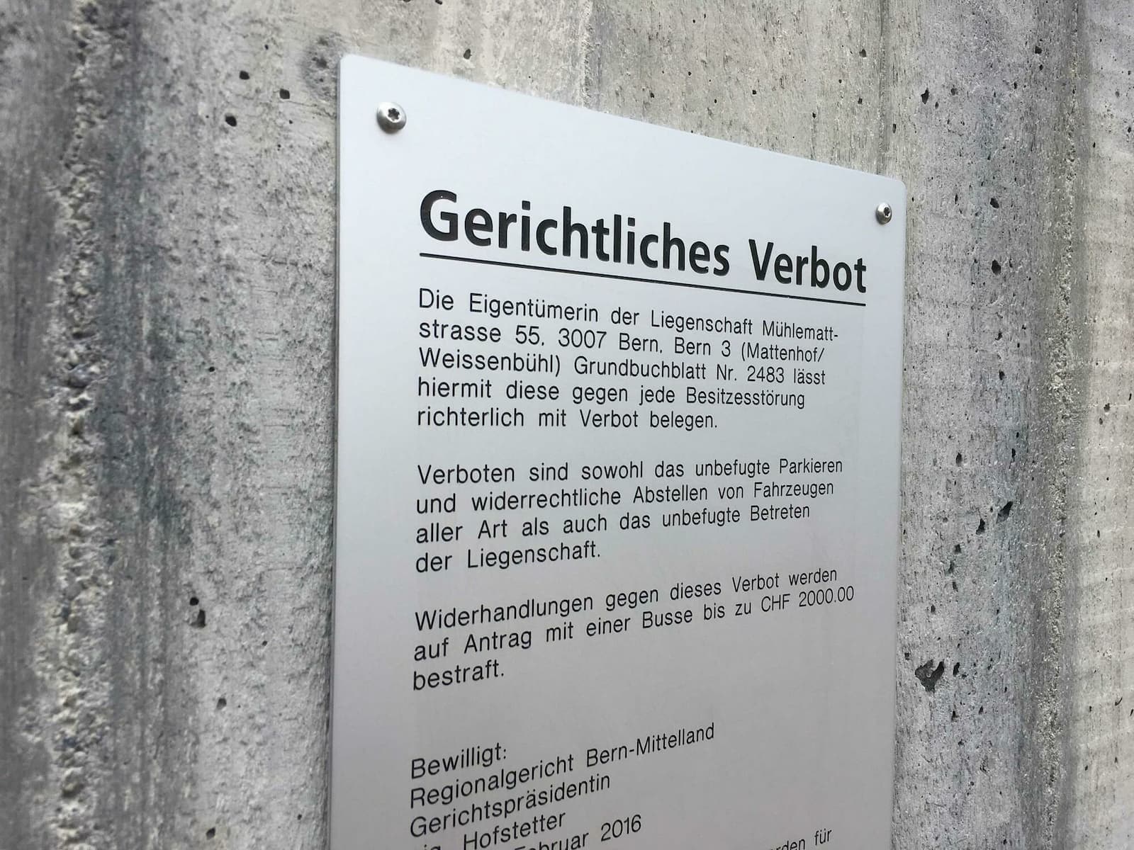 Richterliche Verbotstafel aus Aluminium auf Beton geschraubt