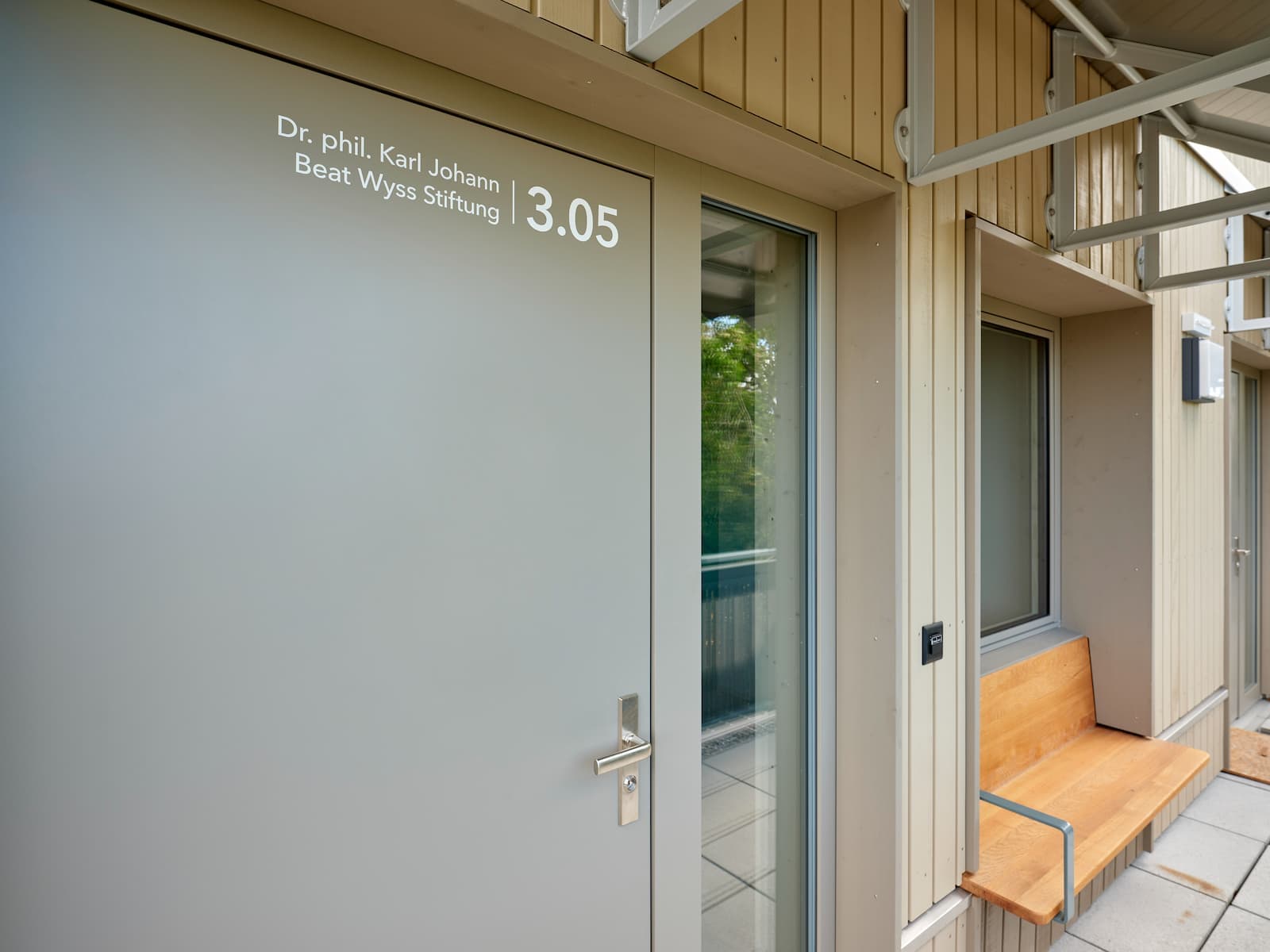 Wohnungstür mit Wohnungsnummer «3.05» und Namensbeschriftung