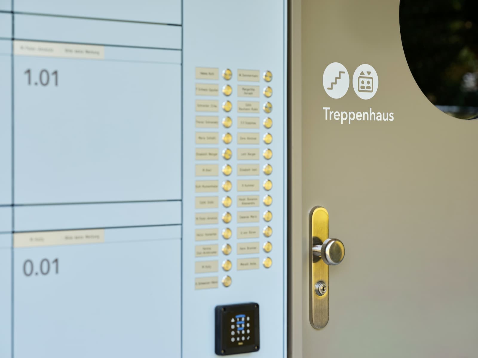 Briefkastenanlage mit Wohnungsnummern und Klingeltableau neben der Tür zum Treppenhaus