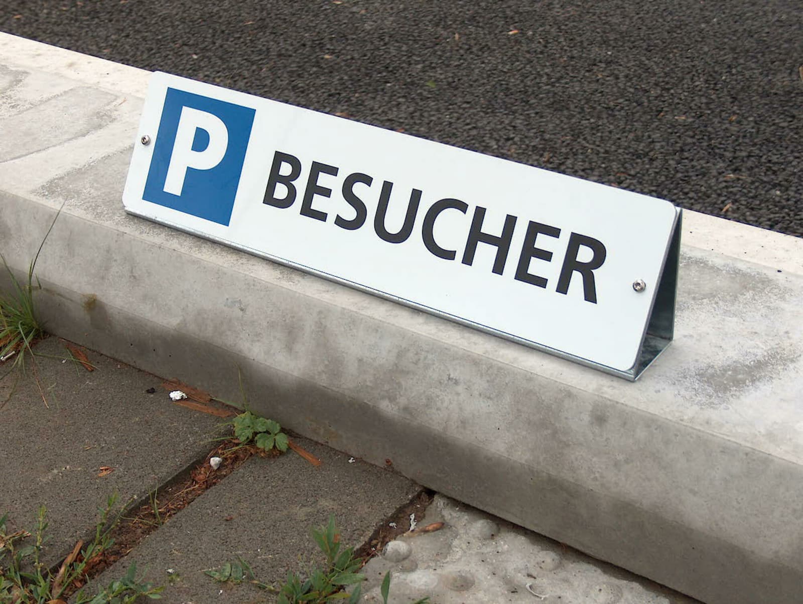 Parkplatzschild auf Dreieck-Konstruktion