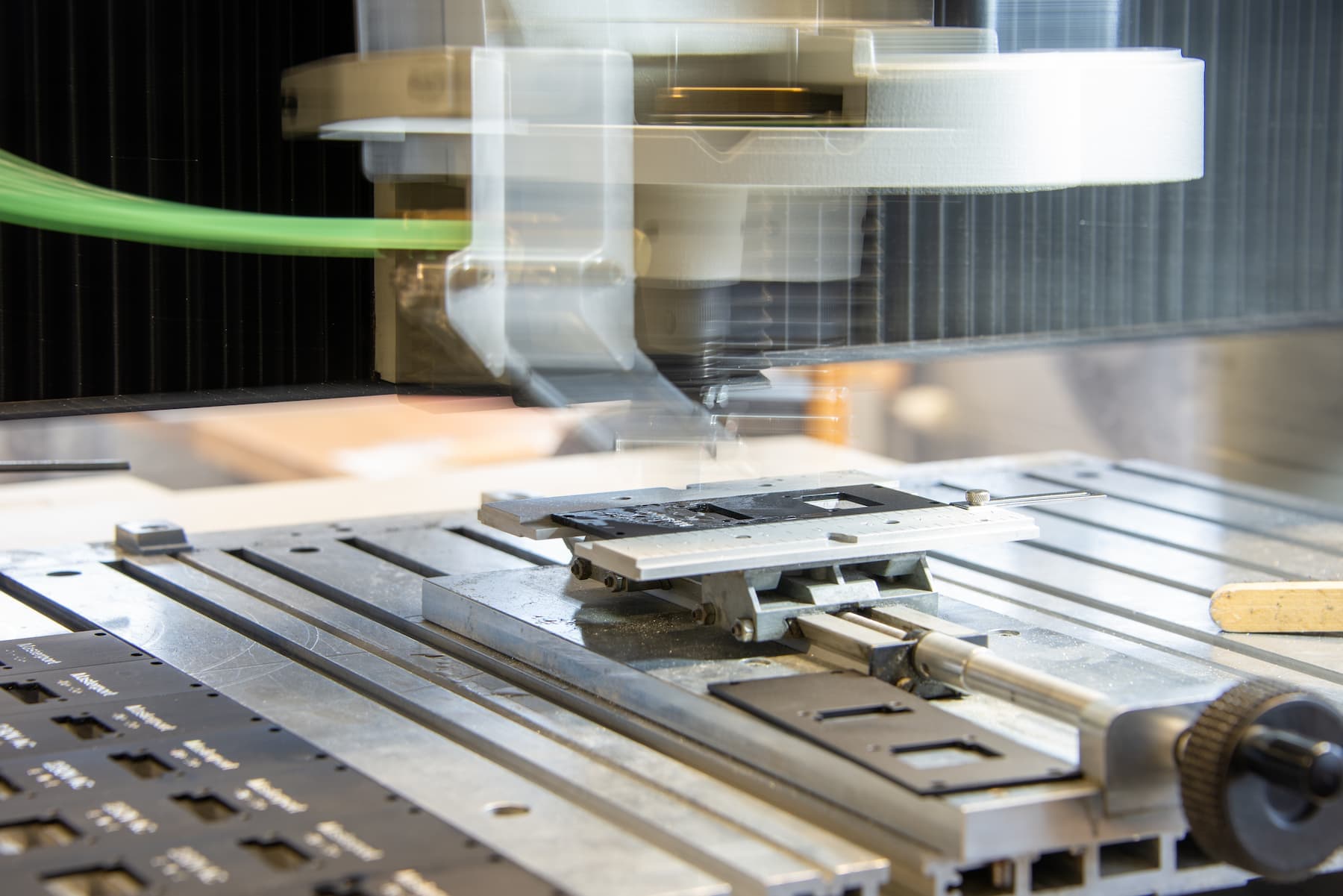CNC-Gravurmaschine bei der Bearbeitung einer Frontplatte für die Bavicom AG