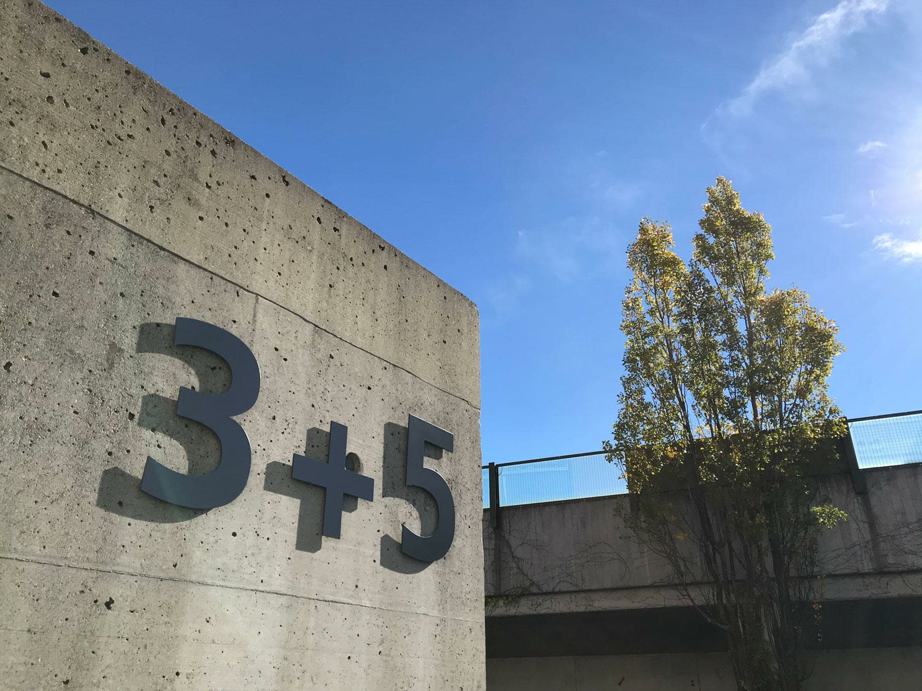 Hausnummer auf Beton