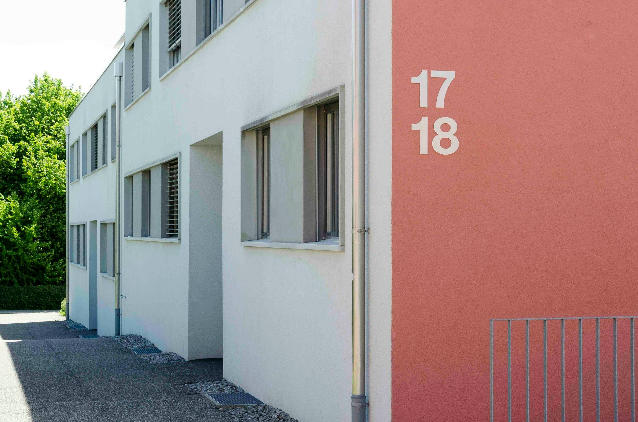 Weisse Hausnummern auf roter Wand