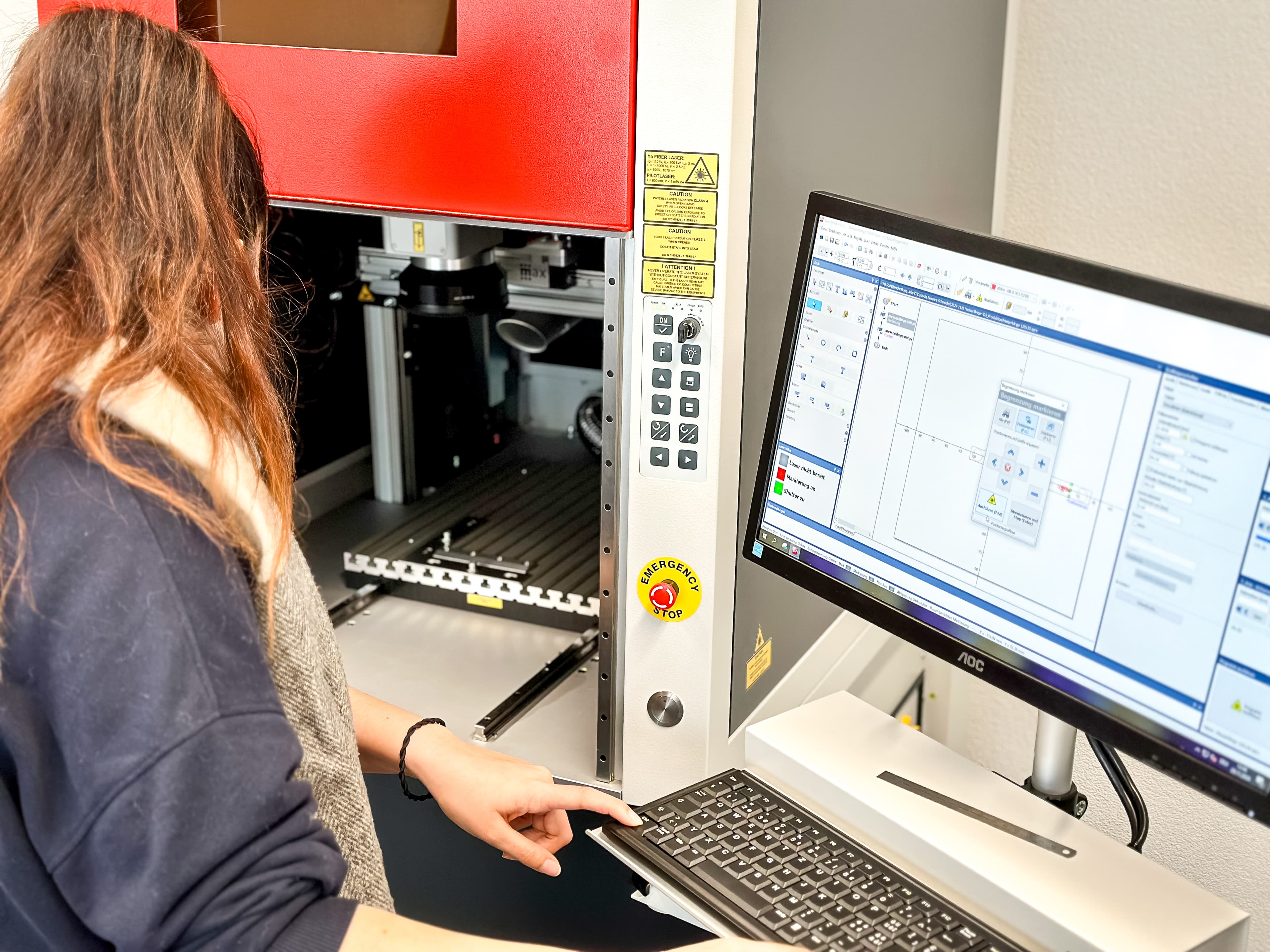 Mitarbeiterin bedient den Faserlaser über die Steuerungssoftware