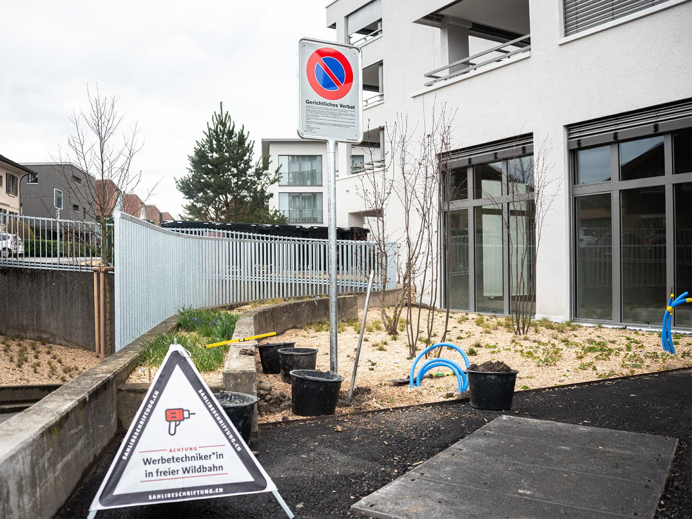 Parkverbotssignal und Beschilderung vor der Überbauung Wahlacker in Zollikofen