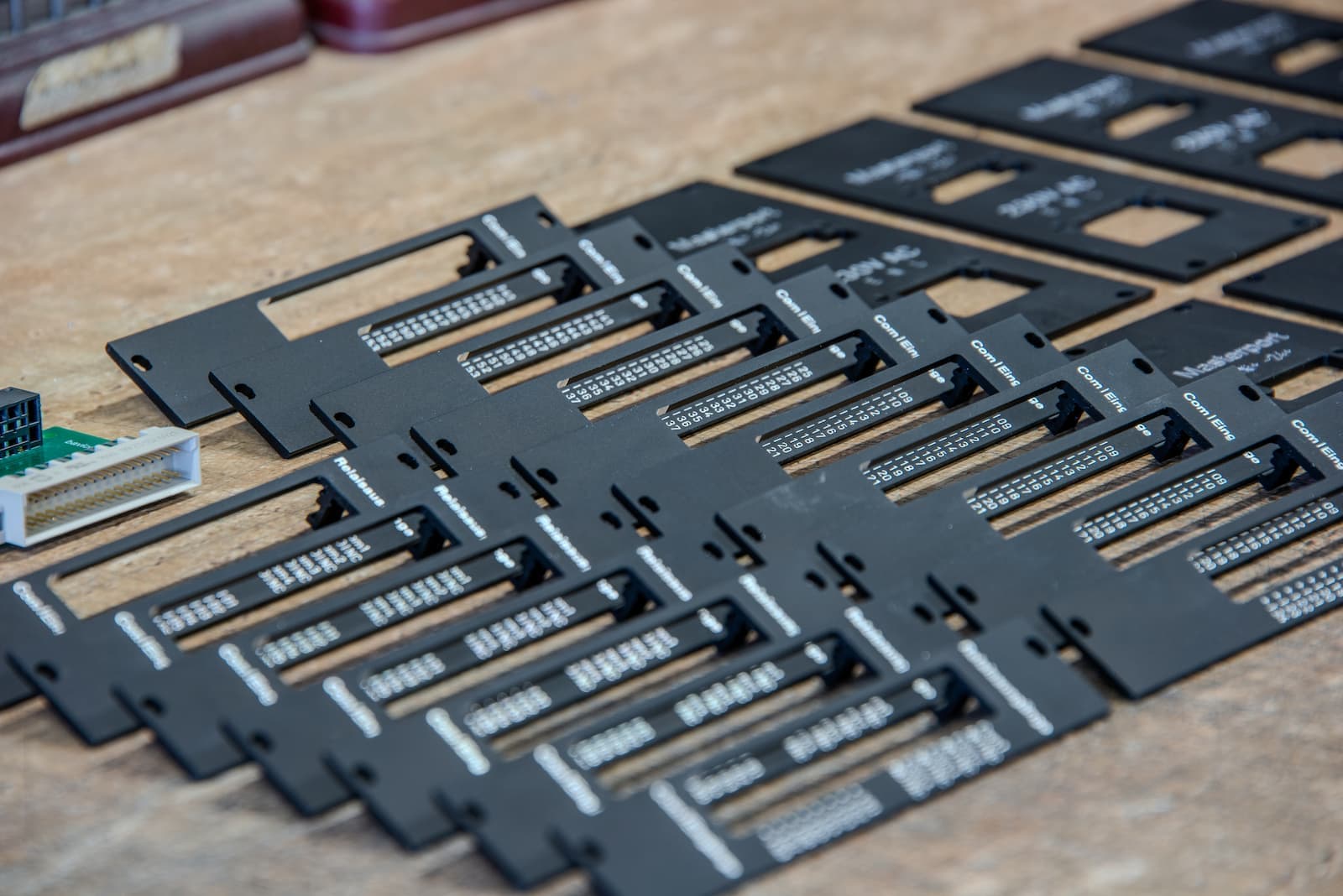 Gravierte Frontplatten aus schwarz eloxiertem Aluminium für die Bavicom AG